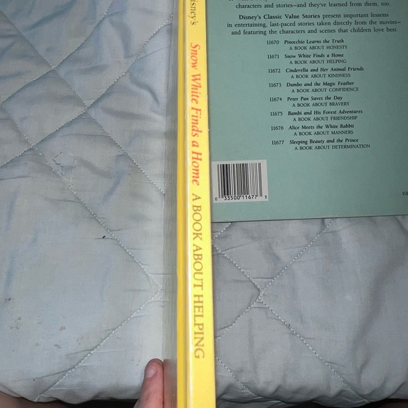 Disney’s Classic Value Stories Snow White And Sleeping Beauty And The Prince - Picture 8 of 10